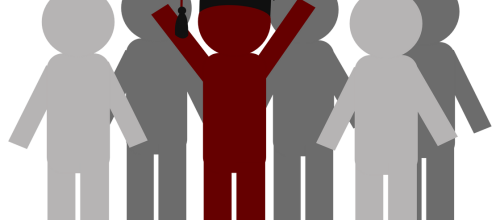 ICON – Aus der Masse raus Fünf Figuren stehen zusammen, vier graue Figuren im Hintergrund, eine rote Figur mit Bildungshut im Vordergrund, jubelnd.
